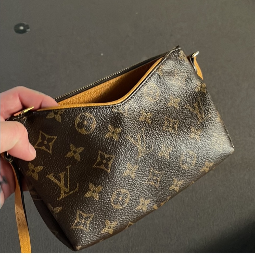 Beautiful LV authentic crossbody.